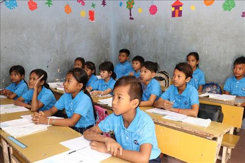Lớp học của con công nhân người dân tộc Khmer. Ảnh: Đức Hạnh - TTXVN
