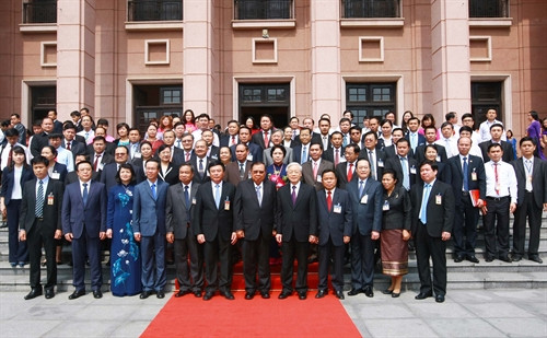 Tổng Bí thư, Chủ tịch nước Lào Bounnhang Vorachit; Tổng Bí thư Nguyễn Phú Trọng và các đại biểu chụp ảnh chung với cán bộ, giảng viên Học viện Chính trị Quốc gia Hồ Chí Minh. Ảnh: Doãn Tấn – TTXVN Tổng Bí thư, Chủ tịch nước Lào Bounnhang Vorachit; Tổng Bí thư Nguyễn Phú Trọng và các đại biểu chụp ảnh chung với cán bộ, giảng viên Học viện Chính trị Quốc gia Hồ Chí Minh. Ảnh: Doãn Tấn – TTXVN