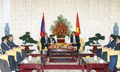 Bí thư Thành ủy TP Hồ Chí Minh Đinh La Thăng tiếp Tổng Bí thư, Chủ tịch nước Lào Bounnhang Volachith tại Dinh Thống Nhất. Ảnh: Hoàng Hải - TTXVN Bí thư Thành ủy TP Hồ Chí Minh Đinh La Thăng tiếp Tổng Bí thư, Chủ tịch nước Lào Bounnhang Volachith tại Dinh Thống Nhất. Ảnh: Hoàng Hải - TTXVN