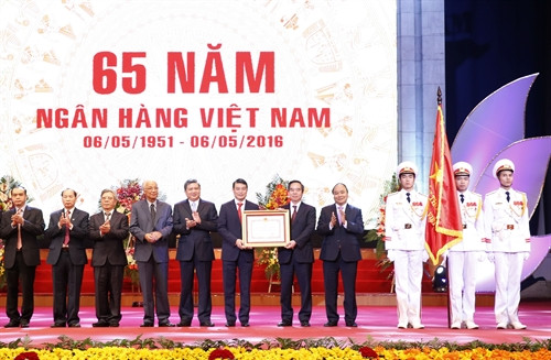 Thủ tướng Nguyễn Xuân Phúc trao tặng Huân chương Hồ Chí Minh của Chủ tịch nước cho Ngân hàng Nhà nước Việt Nam. Ảnh: Thống Nhất –TTXVN Thủ tướng Nguyễn Xuân Phúc trao tặng Huân chương Hồ Chí Minh của Chủ tịch nước cho Ngân hàng Nhà nước Việt Nam. Ảnh: Thống Nhất –TTXVN