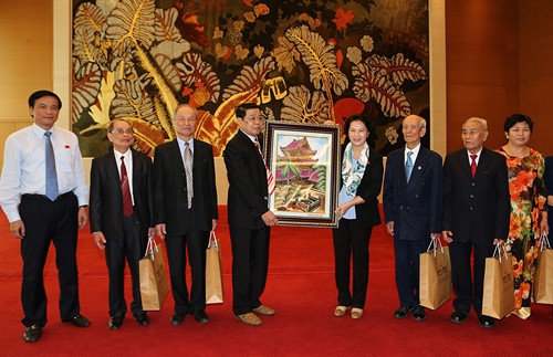 Đoàn cán bộ hưu trí tỉnh Thái Bình tặng bức tranh lưu niệm cho Chủ tịch Quốc hội Nguyễn Thị Kim Ngân. Ảnh: Trọng Đức – TTXVN Đoàn cán bộ hưu trí tỉnh Thái Bình tặng bức tranh lưu niệm cho Chủ tịch Quốc hội Nguyễn Thị Kim Ngân. Ảnh: Trọng Đức – TTXVN