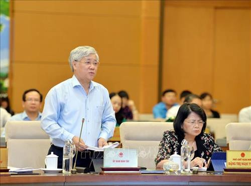 Bộ trưởng, Chủ nhiệm Ủy ban Dân tộc Đỗ Văn Chiến trình bày tờ trình. Ảnh: Trọng Đức - TTXVN