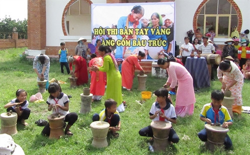 : Quang cảnh hội thi “Bàn tay vàng – Làng gốm Bàu Trúc”. : Quang cảnh hội thi “Bàn tay vàng – Làng gốm Bàu Trúc”.