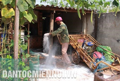 Thường xuyên vệ sinh, khử trùng khu vực chăn nuôi để phòng bệnh lở mồm long móng cho vật nuôi. Ảnh: Phạm Cường