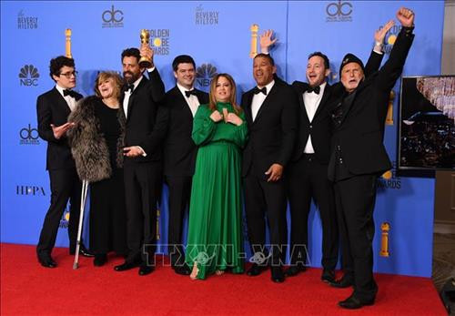 "Spider-Man: Into the Spider-Verse" đã tạo nên bất ngờ đầu tiên tại lễ trao giải Quả cầu Vàng 2019 khi vượt qua "Incredibles 2" (Gia đình siêu nhân phần 2) ở hạng mục Phim hoạt hình xuất sắc nhất. Trong ảnh: Đoàn làm phim "Spider-Man: Into the Spider-Verse" tại lễ trao giải Quả cầu Vàng ở Beverly Hills, California, Mỹ ngày 6/1/2019. Ảnh: AFP/ TTXVN "Spider-Man: Into the Spider-Verse" đã tạo nên bất ngờ đầu tiên tại lễ trao giải Quả cầu Vàng 2019 khi vượt qua "Incredibles 2" (Gia đình siêu nhân phần 2) ở hạng mục Phim hoạt hình xuất sắc nhất. Trong ảnh: Đoàn làm phim "Spider-Man: Into the Spider-Verse" tại lễ trao giải Quả cầu Vàng ở Beverly Hills, California, Mỹ ngày 6/1/2019. Ảnh: AFP/ TTXVN