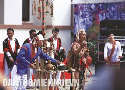 Ngày hội có sự tham gia của gần 2.000 nghệ nhân, nghệ sĩ, diễn viên, vận động viên đại diện cho 20 dân tộc thuộc 13 tỉnh miền Trung. Ảnh: Lưu An Nhiên Tiết mục nghệ thuật trong đêm khai mạc Ngày hội văn hóa các dân tộc miền Trung lần thứ 3. Ảnh: Lưu An Nhiên