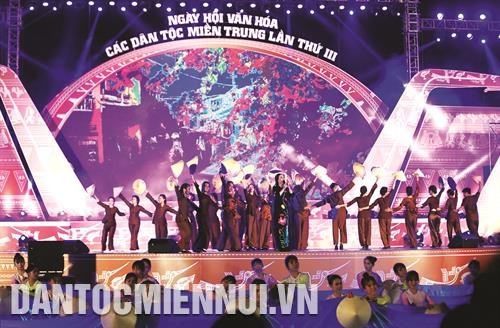 Ngày hội có sự tham gia của gần 2.000 nghệ nhân, nghệ sĩ, diễn viên, vận động viên đại diện cho 20 dân tộc thuộc 13 tỉnh miền Trung. Ảnh: Lưu An Nhiên Tiết mục nghệ thuật trong đêm khai mạc Ngày hội văn hóa các dân tộc miền Trung lần thứ 3. Ảnh: Lưu An Nhiên
