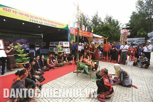 Ngày hội đem đến một không gian văn hóa đa sắc màu với nhiều hoạt động phong phú như: trình diễn, giới thiệu trích đoạn lễ hội, nghi thức sinh hoạt văn hóa truyền thống dân tộc. Ảnh: Lưu An Nhiên