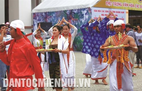 Ngày hội có sự tham gia của gần 2.000 nghệ nhân, nghệ sĩ, diễn viên, vận động viên đại diện cho 20 dân tộc thuộc 13 tỉnh miền Trung. Ảnh: Lưu An Nhiên Tiết mục nghệ thuật trong đêm khai mạc Ngày hội văn hóa các dân tộc miền Trung lần thứ 3. Ảnh: Lưu An Nhiên