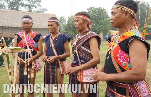 Các thầy cúng thực nghi lễ ngoài trời. Ảnh: Hoàng Hải