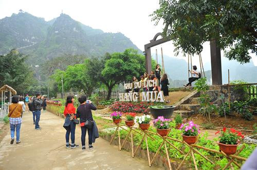 Du khách tham quan Hang Múa. Ảnh: Minh Đức - TTXVN Du khách tham quan Hang Múa. Ảnh: Minh Đức - TTXVN