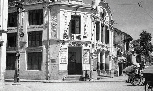 Rạp phim Trung Quốc ở phố Hàng Bạc, nay là rạp Chuông Vàng.