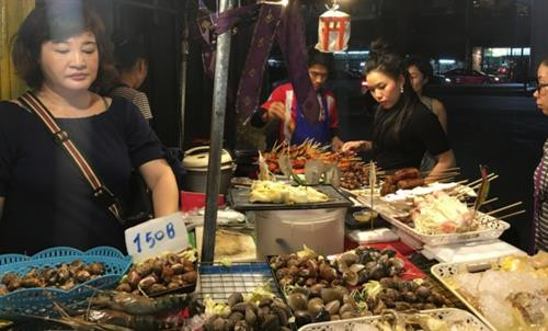 Hấp dẫn các món nướng được bày biện bắt mắt trên đường phố ở Thái Lan Hấp dẫn các món nướng được bày biện bắt mắt trên đường phố ở Thái Lan