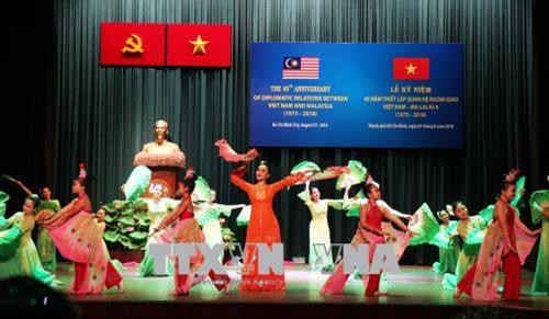 Biểu diễn văn nghệ tại buổi lễ. Ảnh: Xuân Khu-TTXVN Biểu diễn văn nghệ tại buổi lễ. Ảnh: Xuân Khu-TTXVN