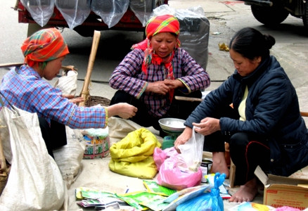 Bà con dân tộc đến mua sắm hàng hóa thiết yếu tại chợ phiên Kỳ Lừa