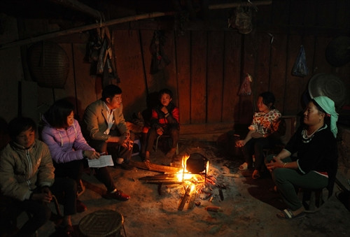 Thầy Trần Văn Duy, Hiệu trưởng Trường PTDTBT Dào San, huyện Phong Thổ cùng giáo viên đến gia đình anh Thào A Páo tại bản Cao Sin Chải có con là Thào Thị Páo Mẩy học sinh lớp 6 để vận động gia đình cho em trở lại trường học và ở lại bán trú. Thầy Trần Văn Duy, Hiệu trưởng Trường PTDTBT Dào San, huyện Phong Thổ cùng giáo viên đến gia đình anh Thào A Páo tại bản Cao Sin Chải có con là Thào Thị Páo Mẩy học sinh lớp 6 để vận động gia đình cho em trở lại trường học và ở lại bán trú.