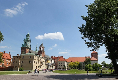 Cảnh quan tiêu biểu nhất của cố đô Krakow chính là tòa lâu đài tráng lệ của các nhà vua được xây dựng vào thế kỷ XIV trên đồi Wawel, nhìn xuống dòng sông Wisla hiền hòa. Trong khuôn viên lâu đài là vườn hoa tulip rực rỡ màu sắc, nhà thờ Catheral với mài vòm dát vàng óng ánh cùng những tháp chuông nhà thờ cổ kính đã ngả màu thời gian. Lâu đài và thánh đường dành cho việc đăng quang và chôn cất các vị vua Ba Lan.