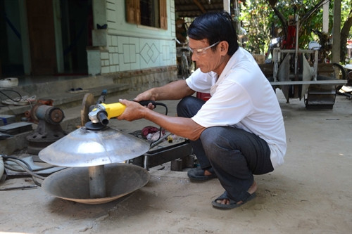 Ông Huỳnh Tiển chế tạo các chi tiết cho những chiếc máy của mình. Ông Huỳnh Tiển chế tạo các chi tiết cho những chiếc máy của mình.