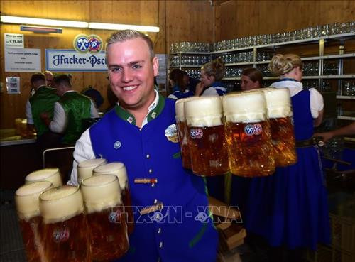 Du khách thưởng thức bia tại lễ hội bia Oktoberfest ở Munich, Đức, ngày 21/9/2019. Ảnh: THX/ TTXVN Các loại bia được giới thiệu tại lễ hội bia Oktoberfest ở Munich, Đức, ngày 21/9/2019. Ảnh: THX/ TTXVN