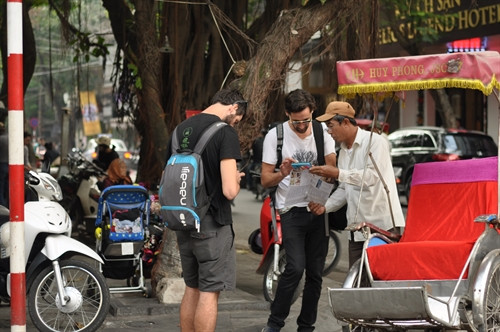 Họ có thể trò chuyện với khách nước ngoài bằng ngoại ngữ, dù còn khá ít ỏi.