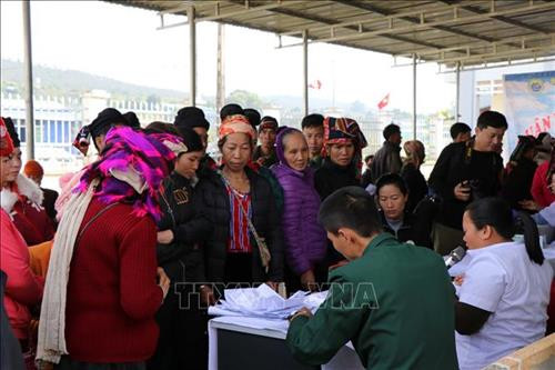 Người dân xã biên giới đăng ký khám bệnh, tư vấn sức khỏe. Ảnh: Hữu Quyết - TTXVN Người dân xã biên giới đăng ký khám bệnh, tư vấn sức khỏe. Ảnh: Hữu Quyết - TTXVN