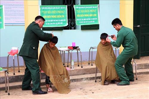 Các chiến sĩ biên phòng cắt tóc miễn phí cho học sinh, người dân vùng biên. Ảnh: Hữu Quyết - TTXVN Các chiến sĩ biên phòng cắt tóc miễn phí cho học sinh, người dân vùng biên. Ảnh: Hữu Quyết - TTXVN