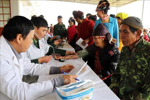 Khám bệnh, cấp thuốc miễn phí cho người dân trong chương trình “Xuân biên phòng ấm lòng dân bản”. Ảnh: Hữu Quyết - TTXVN Khám bệnh, cấp thuốc miễn phí cho người dân trong chương trình “Xuân biên phòng ấm lòng dân bản”. Ảnh: Hữu Quyết - TTXVN