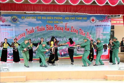 Một tiết mục văn nghệ tại chương trình “Xuân biên phòng ấm lòng dân bản”. Ảnh: Hữu Quyết - TTXVN Một tiết mục văn nghệ tại chương trình “Xuân biên phòng ấm lòng dân bản”. Ảnh: Hữu Quyết - TTXVN