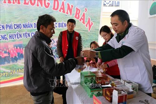 Cán bộ quân y cấp thuốc miễn phí cho người dân trong chương trình “Xuân biên phòng ấm lòng dân bản”. Ảnh: Hữu Quyết - TTXVN Cán bộ quân y cấp thuốc miễn phí cho người dân trong chương trình “Xuân biên phòng ấm lòng dân bản”. Ảnh: Hữu Quyết - TTXVN