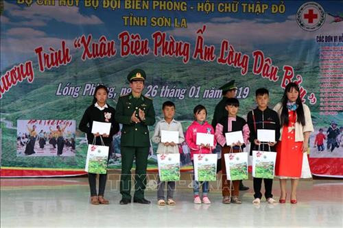 Lực lượng biên phòng tặng quà cho học sinh xã Lóng Phiêng, huyện Yên Châu. Ảnh: Hữu Quyết - TTXVN Lực lượng biên phòng tặng quà cho học sinh xã Lóng Phiêng, huyện Yên Châu. Ảnh: Hữu Quyết - TTXVN
