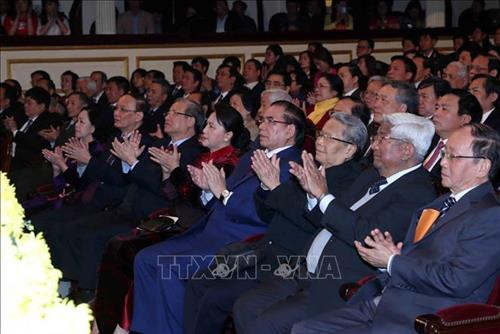 Chủ tịch Quốc hội Nguyễn Thị Kim Ngân và các đồng chí lãnh đạo, nguyên lãnh đạo Đảng, Nhà nước dự lễ trao giải. Ảnh: Trọng Đức - TTXVN Chủ tịch Quốc hội Nguyễn Thị Kim Ngân và các đồng chí lãnh đạo, nguyên lãnh đạo Đảng, Nhà nước dự lễ trao giải. Ảnh: Trọng Đức - TTXVN