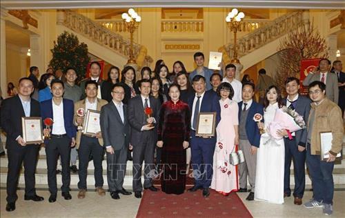 Chủ tịch Quốc hội Nguyễn Thị Kim Ngân với lãnh đạo và các phóng viên TTXVN có tác phẩm đoạt giải. Ảnh: Doãn Tấn - TTXVN Chủ tịch Quốc hội Nguyễn Thị Kim Ngân với lãnh đạo và các phóng viên TTXVN có tác phẩm đoạt giải. Ảnh: Doãn Tấn - TTXVN