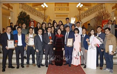 Chủ tịch Quốc hội Nguyễn Thị Kim Ngân với lãnh đạo và các phóng viên TTXVN có tác phẩm đoạt giải. Ảnh: Doãn Tấn - TTXVN
