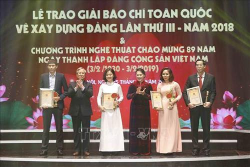 Đồng chí Nguyễn Thị Kim Ngân, Ủy viên Bộ Chính trị, Chủ tịch Quốc hội và đồng chí Trần Quốc Vượng, Ủy viên Bộ Chính trị, Thường trực Ban Bí thư trao giải A cho tác giả và nhóm tác giải. Ảnh: Doãn Tấn - TTXVN Đồng chí Nguyễn Thị Kim Ngân, Ủy viên Bộ Chính trị, Chủ tịch Quốc hội và đồng chí Trần Quốc Vượng, Ủy viên Bộ Chính trị, Thường trực Ban Bí thư trao giải A cho tác giả và nhóm tác giải. Ảnh: Doãn Tấn - TTXVN