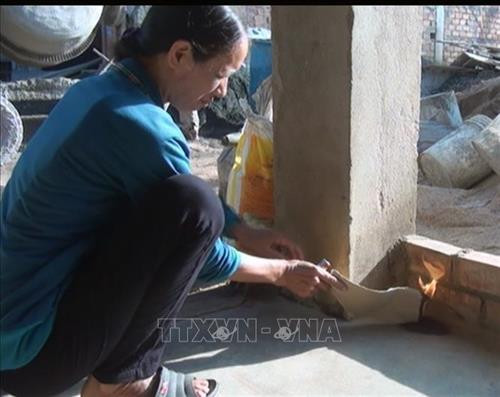 Người dân dùng lửa để xua đuổi bọ đậu đen vì chúng có mùi tanh và gây ngứa. Ảnh: Xuân Triệu - TTXVN Người dân dùng lửa để xua đuổi bọ đậu đen vì chúng có mùi tanh và gây ngứa. Ảnh: Xuân Triệu - TTXVN