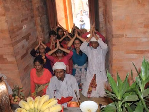 Thầy cúng thực hiện nghi thức cúng thần linh.