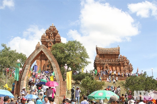 Cụm tháp Hòa Lai gồm tháp Bắc và tháp Nam thuộc địa bàn xã Bắc Phong,Thuận Bắc. Tháp Bắc có kiến trúc khối vuông vững chải với nhiều họa tiết đặc sắc. Tháp Nam mặt tường gạch chạm khắc hoa văn nhưng ở dạng phác thảo. Cấu trúc xây dựng tháp Hòa Lai gồm có ba tầng vững chải. Những mảng điêu khắc hình tượng người và chim Garuda. Họa tiết hoa văn đặc sắc của tháp Hòa Lai. Cửa vào tháp Hòa Lai được mở về hướng Đông. Toàn cảnh cụm tháp Pô Klong Garai thuộc địa bàn phường Đô Vinh. Họa tiết hoa văn và tượng thần trang trí trên các góc tháp. Tháp Pô Klong Garai vào dịp lễ hội Ka tê hàng năm. Du khách tham quan, chụp ảnh lưu niệm tại tháp Pô Klong Garai.