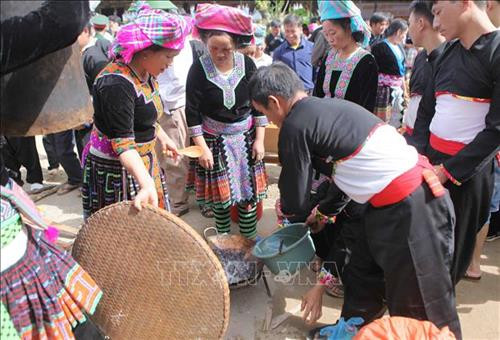 Cho nước vào chảo để nấu sao cho khi gạo chín mà không bị cạn và không quá nhiều để không mất nhiều thời gian đồ xôi. Ảnh: Quý Trung - TTXVN Lót chõ xôi sao cho không để gạo lọt xuống dưới và không để nước trào lên gạo để cho xôi khi chín mềm dèo để khi giã bánh giầy đạt chất lượng tốt nhất. Ảnh: Quý Trung - TTXVN Sau khi chõ xôi bốc hơi các thành viên khiêng cối ra chuẩn bị cho hội thi giã bánh giầy. Ảnh: Quý Trung – TTXVN Các thành viên của các đội tập trung cho lửa cháy đều để gạo chín nhanh có thể giã được bánh giầy nhanh nhất. Ảnh: Quý Trung – TTXVN Các thành viên của các đội tập trung cho lửa cháy đều để gạo chín nhanh có thể giã được bánh giầy nhanh nhất. Ảnh: Quý Trung – TTXVN Các thành viên của các đội tập trung che chắn cho lửa cháy đều để gạo chín đều và nhanh nhất có thể để giã được bánh giầy nhanh nhất. Ảnh: Quý Trung – TTXVN Đồ xôi chuẩn bị nguyên liệu để giã bánh giầy. Ảnh: Quý Trung - TTXVN Các chị em lấy lòng đỏ trứng gà xoa đều vào các vật dụng để khi giã bánh giầy không bị dính và nhanh nhất lại đẹp. Ảnh: Quý Trung – TTXVN Các chị em lấy lòng đỏ trứng gà xoa đều vào các vật dụng để khi giã bánh giầy không bị dính và nhanh nhất lại đẹp. Ảnh: Quý Trung – TTXVN Các chị em chuẩn bị các vật dụng để giã bánh giầy. Ảnh: Quý Trung – TTXVN Đồ xôi chuẩn bị nguyên liệu giã bánh giầy. Ảnh: Quý Trung - TTXVN Các đội đồ xôi chuẩn bị nguyên liệu giã bánh giầy. Ảnh: Quý Trung - TTXVN Các thành viên của các đội tập trung giã bánh giầy thật nhanh cho bánh có độ kết dính dẻo. Ảnh: Quý Trung – TTXVN Niềm vui của các thành viên sau khi đội đã giã xong cho ra sản phẩm là những chiếc bánh thơm ngon nhất. Ảnh: Quý Trung - TTXVN Các thành viên của các đội tập trung giã bánh giầy thật nhanh cho bánh có độ kết dính dẻo. Ảnh: Quý Trung – TTXVN Các đội tập trung nặn những chiếc bánh giầy vừa tròn vừa đẹp. Ảnh: Quý Trung - TTXVN Ban giám khảo chấm điểm bánh giầy của các đội tại hội thi. Ảnh: Quý Trung – TTXVN Cho nước vào chảo để nấu sao cho khi gạo chín mà không bị cạn và không quá nhiều để không mất nhiều thời gian đồ xôi. Ảnh: Quý Trung - TTXVN Lót chõ xôi sao cho không để gạo lọt xuống dưới và không để nước trào lên gạo để cho xôi khi chín mềm dèo để khi giã bánh giầy đạt chất lượng tốt nhất. Ảnh: Quý Trung - TTXVN Sau khi chõ xôi bốc hơi các thành viên khiêng cối ra chuẩn bị cho hội thi giã bánh giầy. Ảnh: Quý Trung – TTXVN Các thành viên của các đội tập trung cho lửa cháy đều để gạo chín nhanh có thể giã được bánh giầy nhanh nhất. Ảnh: Quý Trung – TTXVN Các thành viên của các đội tập trung cho lửa cháy đều để gạo chín nhanh có thể giã được bánh giầy nhanh nhất. Ảnh: Quý Trung – TTXVN Các thành viên của các đội tập trung che chắn cho lửa cháy đều để gạo chín đều và nhanh nhất có thể để giã được bánh giầy nhanh nhất. Ảnh: Quý Trung – TTXVN Đồ xôi chuẩn bị nguyên liệu để giã bánh giầy. Ảnh: Quý Trung - TTXVN Các chị em lấy lòng đỏ trứng gà xoa đều vào các vật dụng để khi giã bánh giầy không bị dính và nhanh nhất lại đẹp. Ảnh: Quý Trung – TTXVN Các chị em lấy lòng đỏ trứng gà xoa đều vào các vật dụng để khi giã bánh giầy không bị dính và nhanh nhất lại đẹp. Ảnh: Quý Trung – TTXVN Các chị em chuẩn bị các vật dụng để giã bánh giầy. Ảnh: Quý Trung – TTXVN Đồ xôi chuẩn bị nguyên liệu giã bánh giầy. Ảnh: Quý Trung - TTXVN Các đội đồ xôi chuẩn bị nguyên liệu giã bánh giầy. Ảnh: Quý Trung - TTXVN Các thành viên của các đội tập trung giã bánh giầy thật nhanh cho bánh có độ kết dính dẻo. Ảnh: Quý Trung – TTXVN Niềm vui của các thành viên sau khi đội đã giã xong cho ra sản phẩm là những chiếc bánh thơm ngon nhất. Ảnh: Quý Trung - TTXVN Các thành viên của các đội tập trung giã bánh giầy thật nhanh cho bánh có độ kết dính dẻo. Ảnh: Quý Trung – TTXVN Các đội tập trung nặn những chiếc bánh giầy vừa tròn vừa đẹp. Ảnh: Quý Trung - TTXVN Ban giám khảo chấm điểm bánh giầy của các đội tại hội thi. Ảnh: Quý Trung – TTXVN