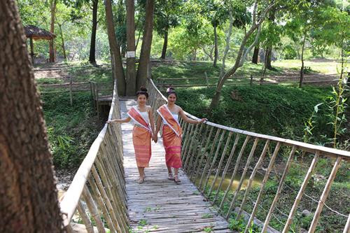 Những cô gái người Việt gốc Lào trong trang phục truyền thống ở Bản Đôn. Ảnh: Dương Giang - TTXVN Những cô gái người Việt gốc Lào trong trang phục truyền thống ở Bản Đôn. Ảnh: Dương Giang - TTXVN