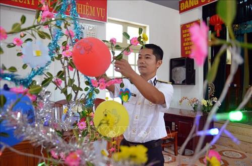 Nhánh bàng vuông được bài trí đẹp mắt thay cho cành đào ngày xuân. Ảnh: Quang Thái- TTXVN Nhánh bàng vuông được bài trí đẹp mắt thay cho cành đào ngày xuân. Ảnh: Quang Thái- TTXVN