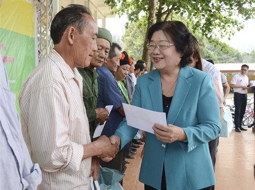 Đồng chí Trương Mỹ Hoa trao quà cho các gia đình có hoàn cảnh khó khăn. Ảnh: Xuân Tư – TTXVN Đồng chí Trương Mỹ Hoa trao quà cho các gia đình có hoàn cảnh khó khăn. Ảnh: Xuân Tư – TTXVN