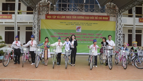 Các nhà tại trợ trao tặng xe đạp cho học sinh nghèo. Ảnh: Xuân Tư – TTXVN Các nhà tại trợ trao tặng xe đạp cho học sinh nghèo. Ảnh: Xuân Tư – TTXVN