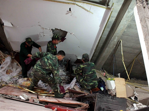 Lực lượng cứu hộ nỗ lực tìm kiếm những người đang mắc kẹt trong ngôi nhà bị sập..Ảnh: Quốc Đạt- TTXVN Lực lượng cứu hộ nỗ lực tìm kiếm những người đang mắc kẹt trong ngôi nhà bị sập..Ảnh: Quốc Đạt- TTXVN