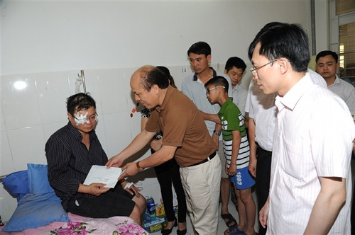 Lãnh đạo Thành phố Cao Bằng đến thăm hỏi, động viên và hỗ trợ 21 triệu đồng cho gia đình bị nạn. Ảnh: Quốc Đạt- TTXVN Lãnh đạo Thành phố Cao Bằng đến thăm hỏi, động viên và hỗ trợ 21 triệu đồng cho gia đình bị nạn. Ảnh: Quốc Đạt- TTXVN