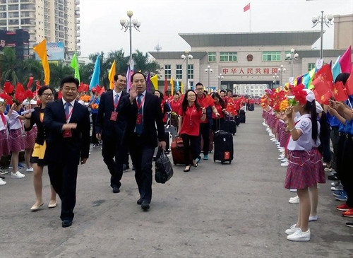 Sáng 7/11/2016, gần 200 đại biểu thanh niên Trung Quốc đã tới Quảng Ninh qua Cửa khẩu Quốc tế Móng Cái để tham gia Liên hoan giao lưu Thanh niên Việt Nam – Trung Quốc lần thứ III, năm 2016, với chủ đề “Thanh niên Việt – Trung chung tay vun đắp tình hữu nghị”. Ảnh: Nguyễn Hoàng-TTXVN