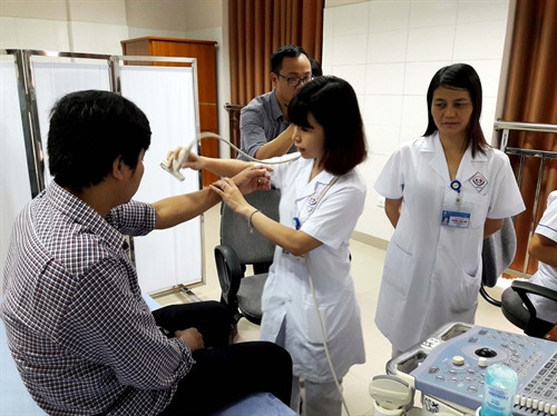 Các bác sỹ Bệnh viện Trung ương Thái Nguyên đang giám định vết thương cho nhà báo Nguyễn Anh Tuấn. Ảnh: TTXVN Các bác sỹ Bệnh viện Trung ương Thái Nguyên đang giám định vết thương cho nhà báo Nguyễn Anh Tuấn. Ảnh: TTXVN