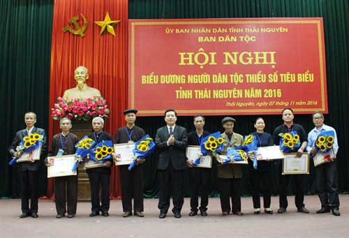 Ủy ban Dân tộc trao Kỷ niệm chương cho các cá nhân có thành tích xuất sắc trong công tác dân tộc. Ủy ban Dân tộc trao Kỷ niệm chương cho các cá nhân có thành tích xuất sắc trong công tác dân tộc.