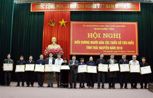 Ban Dân tộc tỉnh Thái Nguyên khen thưởng các cá nhân là người dân tộc thiểu số tiêu biểu trên địa bàn.. Ban Dân tộc tỉnh Thái Nguyên khen thưởng các cá nhân là người dân tộc thiểu số tiêu biểu trên địa bàn..