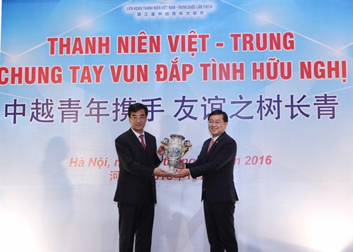 Đồng chí Lê Quốc Phong tặng quà lưu niệm cho đồng chí Tần Nghi Trí. Ảnh: Phương Hoa - TTXVN