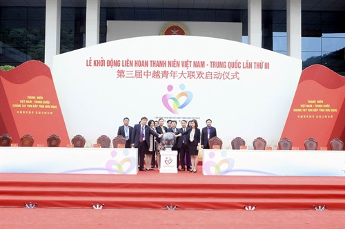 Các đại biểu thực hiện nghi thức khởi động Liên hoan thanh niên Việt Nam - Trung Quốc lần thứ III. Ảnh: Phạm Kiên – TTXVN